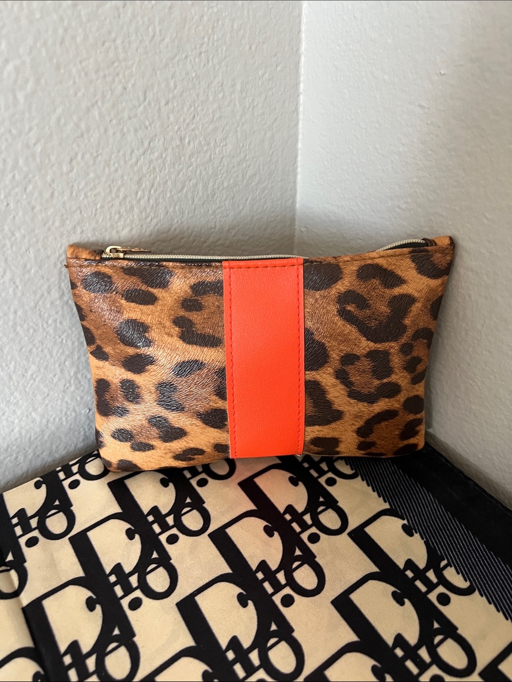 Clutch (pouch)